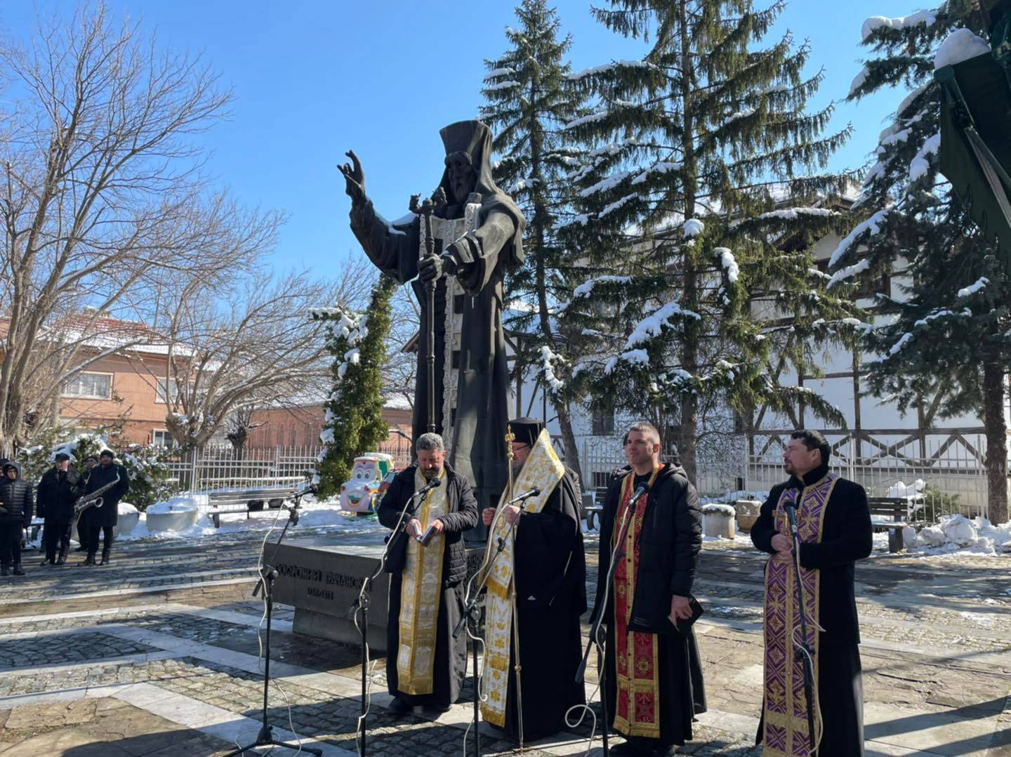 Честването на годишнината продължи с молебен, отслужен от Негово Високопреосвещенство Врачански митрополит Григорий